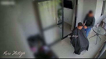 Meu corno chamou o barbeiro em casa... e eu resolvi brincar de puta de verdade. Atendi a porta só de biquíni minúsculo e transparente.